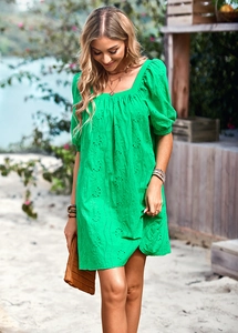 Dettaglio vestito verde con scollo quadrato, motivo traforato e maniche a sbuffo al mare