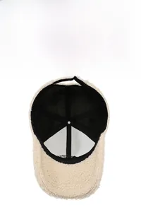 Détail intérieur d'une casquette en polaire avec doublure noire et matière pelucheuse