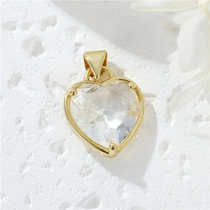Macro di un ciondolo a cuore in oro 14K con uno zircone trasparente sfaccettato