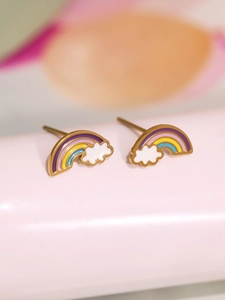 Gros plan de boucles d'oreilles nuage arc-en-ciel en émail coloré avec finition dorée