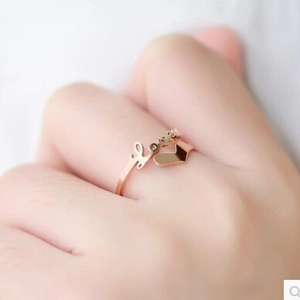 Bague ajustable minimaliste en or rose 18K avec lettrage Love et motif de coeur