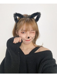 Gros plan sur un serre-tête oreilles de chat noir en peluche douce porté par un mannequin