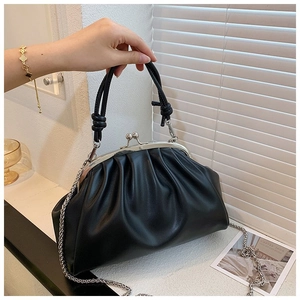 Détail d'un sac à fermoir rétro plissé noir avec boucle métallique et bandoulière