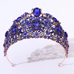 Détail de la couronne baroque de luxe avec cristaux bleus et motifs floraux en cuivre