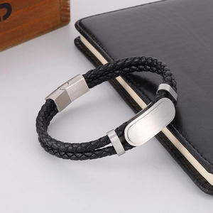 Bracelet homme en cuir tressé avec plaque métallique mate et fermoir magnétique