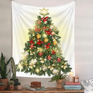 Dettaglio di arazzo natalizio con albero decorato e candele accese in camera