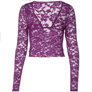 Détail de la dentelle florale violette sur le haut à manches longues avec décolleté en V