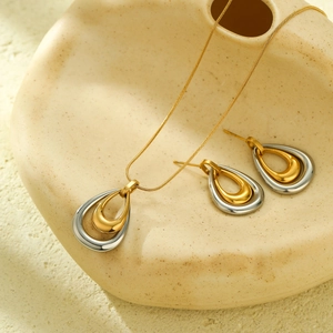 Parure collier et boucles d'oreilles goutte d'eau bicolore en acier titane élégant