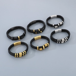 Détail de bracelets en cuir tressé multicouches avec des fermoirs magnétiques en métal