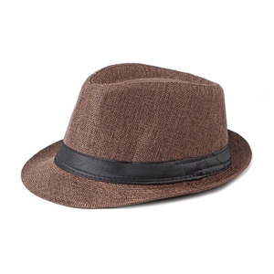 Détail du chapeau fedora tressé marron foncé avec ruban noir classique et texture de surface