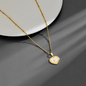 Collier en acier inoxydable plaqué or 18 carats avec pendentif cœur nacre et initiale V
