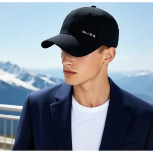 Vue latérale d'une casquette de baseball en coton noir avec logo RUIEE blanc sur le côté