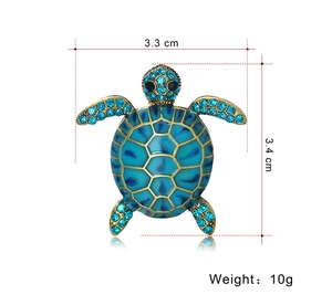Détails de la broche tortue en émail bleu montrant les dimensions de 3,3 x 3,4 cm