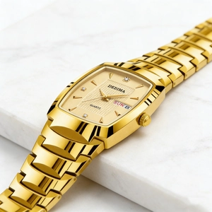 Detailopname van gouden vierkant horloge met kristallen markers en datumweergave op dial