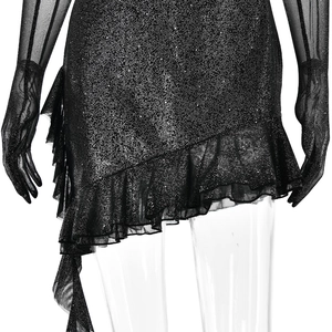 Détail d'une mini robe noire scintillante en résille avec ourlet à volants et longs gants