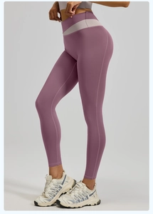 Detalle de mallas de yoga de cintura alta con panel gris y costuras reforzadas de calidad