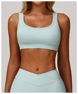Detailansicht der High-Waist-Yogahose mit gekreuztem Bund und hellblauem Stretchstoff