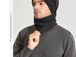 Détail du cache-col en tricot gris foncé montrant sa texture dense et sa maille chaude