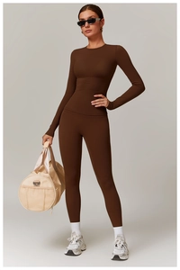 Détail d'un ensemble de yoga marron foncé avec haut à manches longues et legging gainant