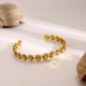 Classic 18k gold plated stainless steel daisy bangle featuring delicate white pearls
