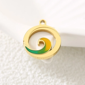 Runder Wellenanhänger in 18k Gold-Finish mit grünem Emaille und Edelstahl-Ringverzierung