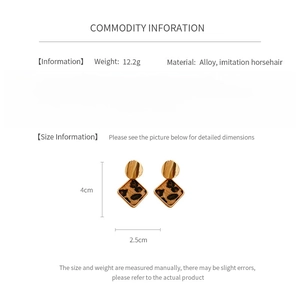 Spécifications de taille pour boucles d'oreilles dorées avec pendentif léopard carré