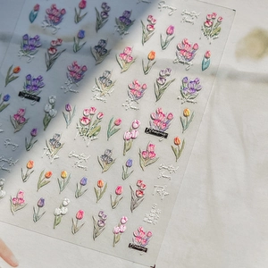 Détail d'autocollants 3D gaufrés pour ongles tulipe avec motifs printaniers