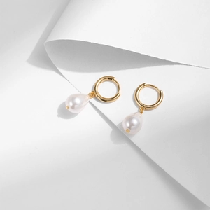 Detailaufnahme der Seestern-Goldperlenohrringe mit einem Anhänger in Tropfenform