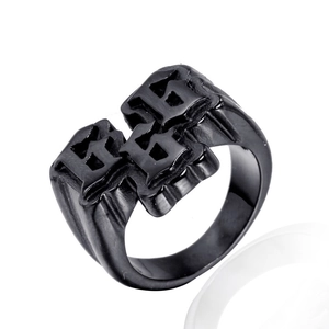 Dettaglio dell'anello punk in acciaio inossidabile nero con numero gotico 666 inciso