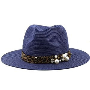 Dettaglio del cappello Panama blu navy con fascia leopardata e decorazioni di perle