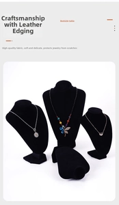 Détail des supports à bijoux en velours noir en forme de V de différentes tailles
