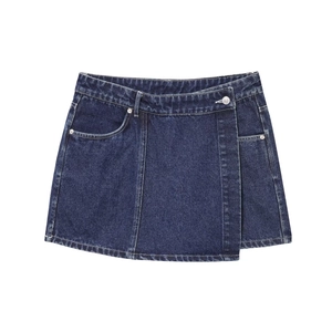 Jupe-short en jean bleu foncé pour femme avec coupe asymétrique et boutons argentés