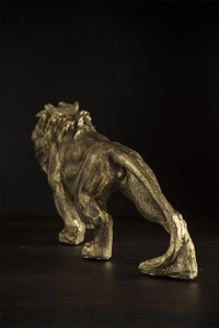 Rückansicht der laufenden goldenen Löwen-Skulptur mit detaillierter Metalltextur