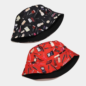 Bob réversible à imprimé cosmétiques noir et rouge avec motifs rouges à lèvres et parfum