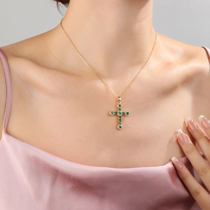 Elegante collana a croce placcata oro 18K con zircone verde smeraldo indossata dal modello