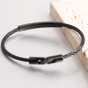Detail eines 5 mm schwarzen Edelstahl-Kabelarmbands mit polierter Platte und Verschluss