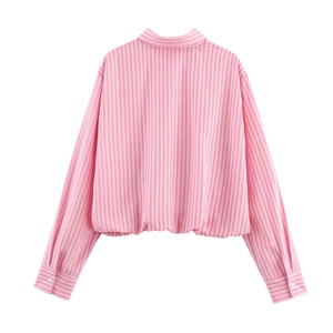 Vista posteriore di una camicia a righe rosa a maniche lunghe con orlo elastico