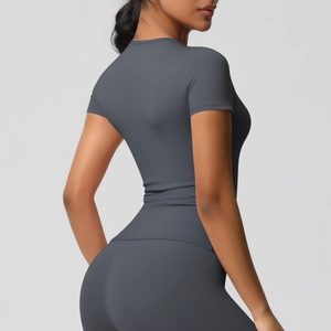 Détail de l'ensemble de sport moulant à séchage rapide en tissu mat gris foncé