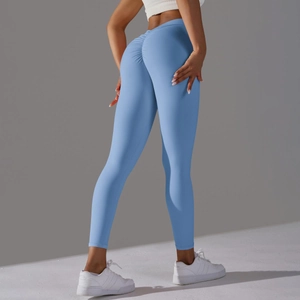 Détail du legging de yoga bleu clair à taille haute avec effet push-up et coupe sans couture