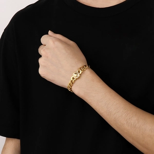 Détail de la chaîne hip-hop dorée de 9,5mm avec boucle sertie de strass sur le poignet