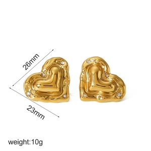 Detail view of 18k gold heart earrings with size 26x23mm and 10g weight specifications