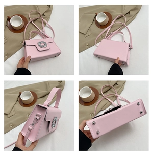 Détails du sac bandoulière rose avec boucle en strass et pieds de protection en métal
