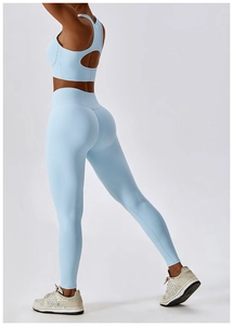 Détail d'un ensemble de yoga bleu clair avec texture nid d'abeille et dos nageur ajouré