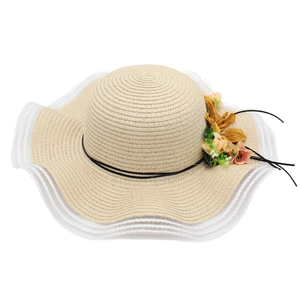 Chapeau de soleil en paille tissée pour femme avec bord dentelle ondulé et fleurs