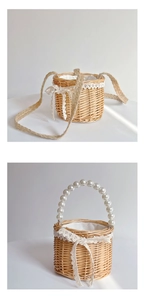 Détail de sacs en paille tressée avec bordure en dentelle et poignées en perles