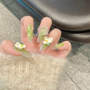 Unghie finte sfumate verdi con fiori 3D, decorazioni di perle e texture in rete