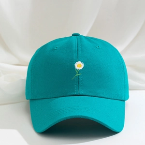 Dettaglio del ricamo a piccola margherita su un berretto da baseball in cotone blu