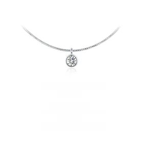 Gros plan du collier ras de cou en argent S925 minimaliste avec pendentif solitaire brillant