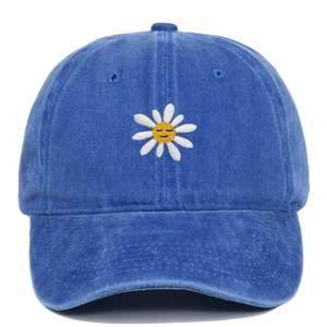 Detailaufnahme der Gänseblümchen-Stickerei auf blauer gewaschener Denim-Baseballkappe