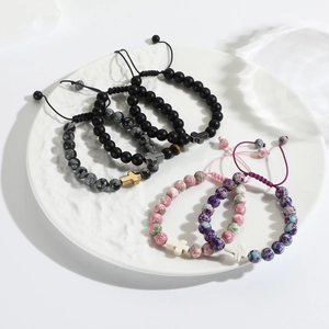 Braccialetti a croce intrecciati a mano con perle in pietra naturale in piatto bianco